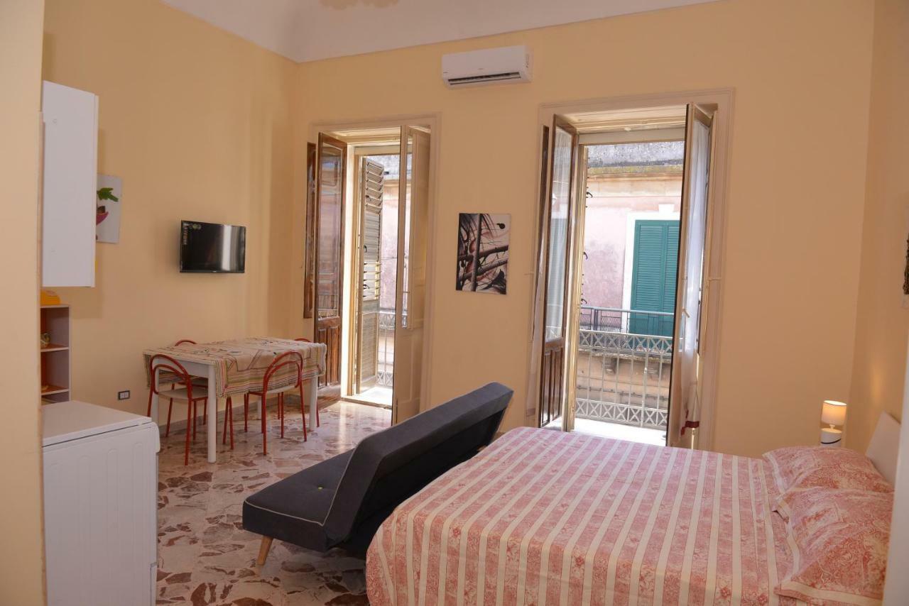Strada Del Corso Da Alberto Apartment Avola Bagian luar foto